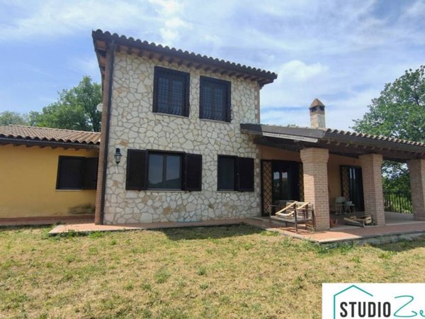 casa indipendente in vendita ad Amelia