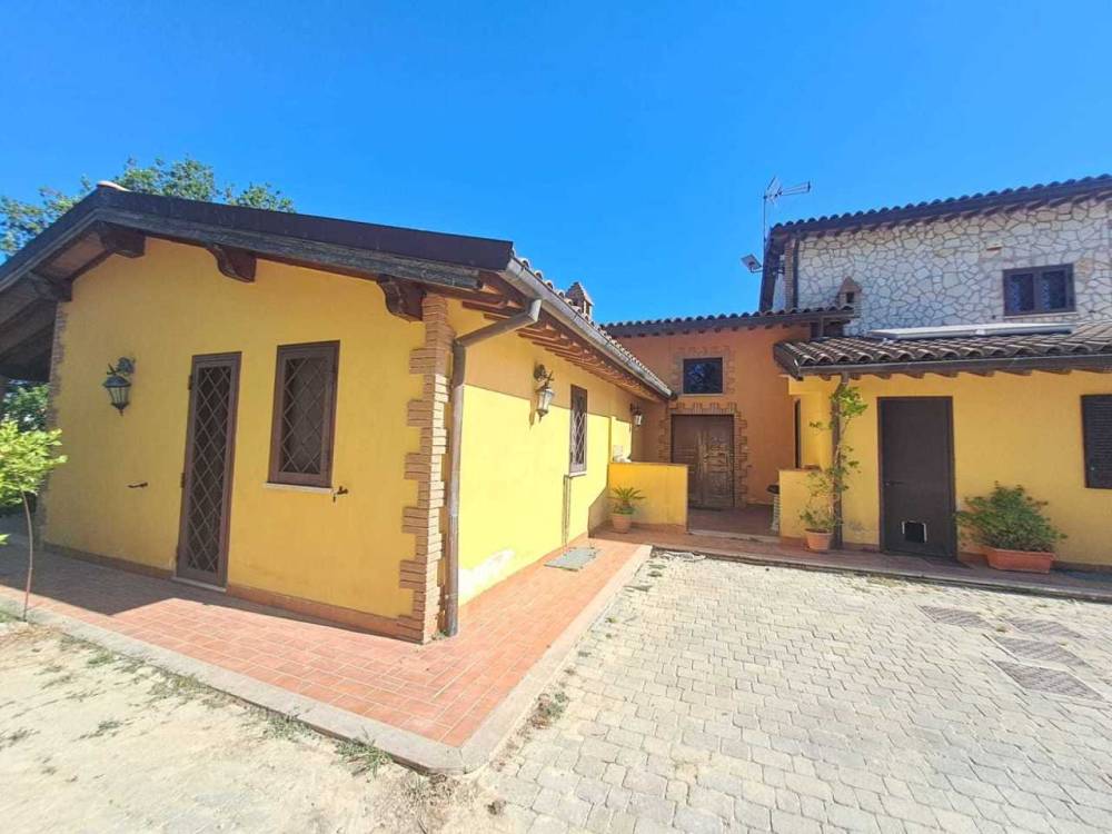 casa indipendente in vendita ad Amelia