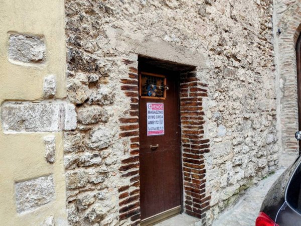 locale di sgombero in vendita ad Amelia