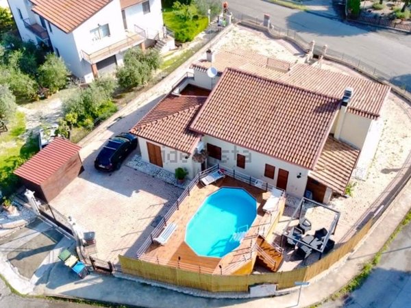 casa indipendente in vendita ad Amelia