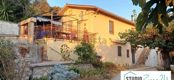 casa indipendente in vendita ad Amelia