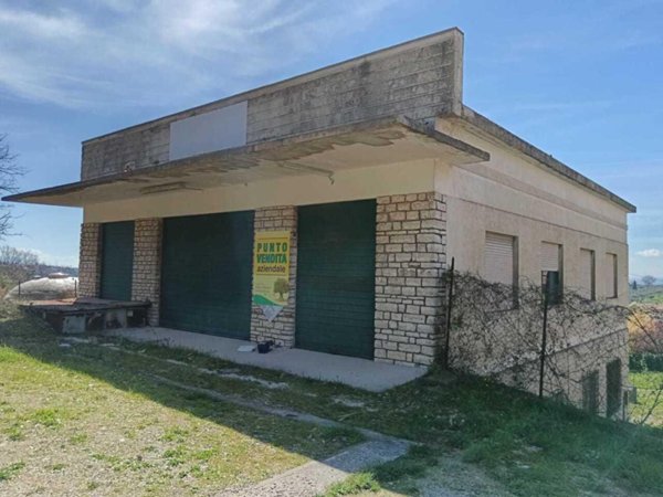 locale commerciale in vendita ad Amelia
