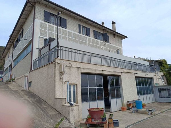 locale commerciale in vendita ad Amelia