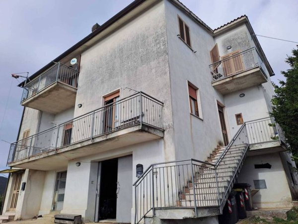 casa indipendente in vendita ad Amelia