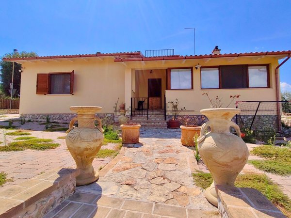 casa indipendente in vendita ad Amelia