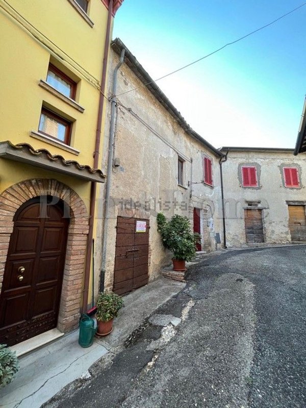 locale di sgombero in vendita ad Amelia