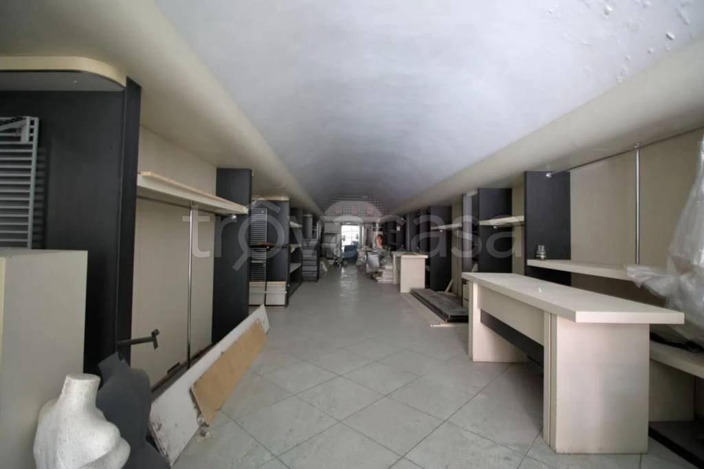 negozio in vendita ad Amelia