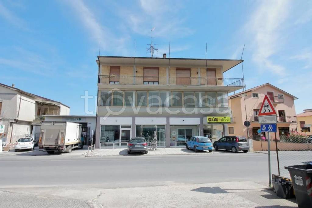 locale commerciale in vendita ad Amelia