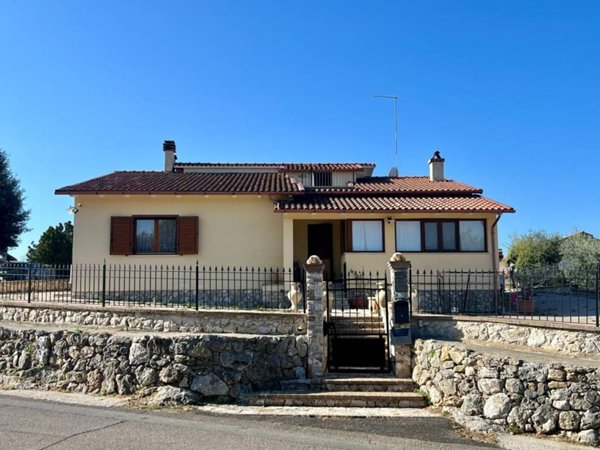 casa indipendente in vendita ad Amelia