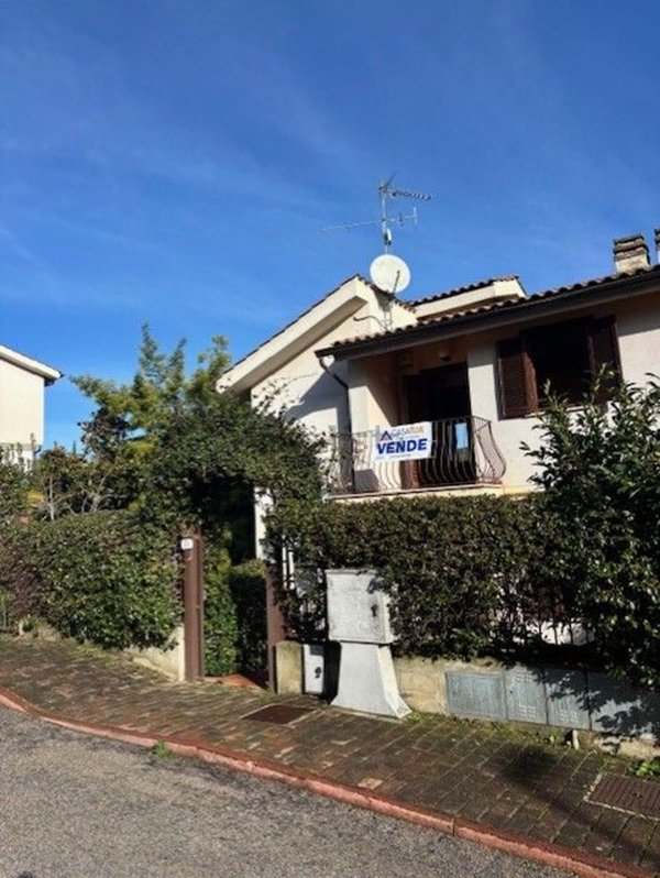 casa indipendente in vendita ad Amelia