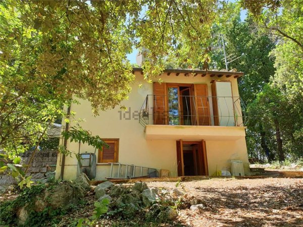 casa indipendente in vendita ad Amelia