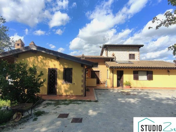 casa indipendente in vendita ad Amelia