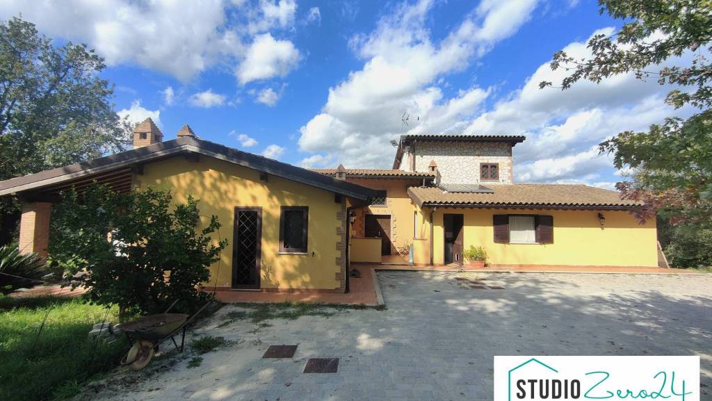 casa indipendente in vendita ad Amelia