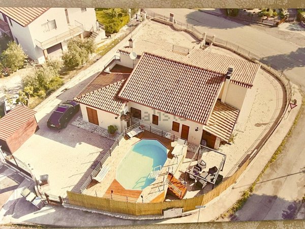 casa indipendente in vendita ad Amelia