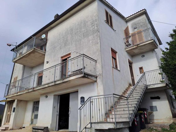 casa semindipendente in vendita ad Amelia