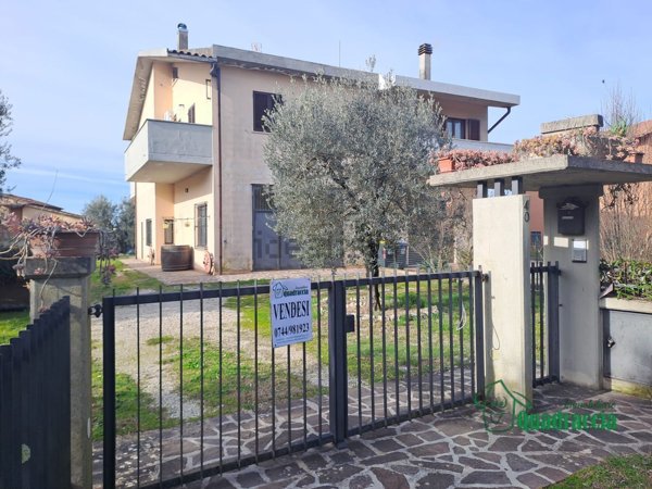 casa indipendente in vendita ad Amelia