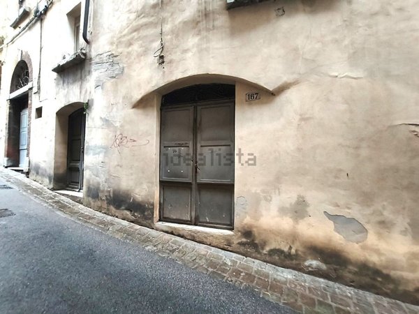 locale di sgombero in vendita ad Amelia