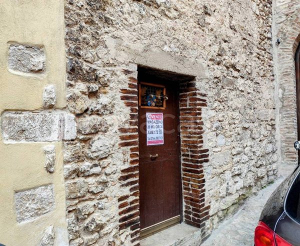 locale di sgombero in vendita ad Amelia