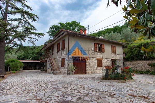 casa indipendente in vendita ad Amelia