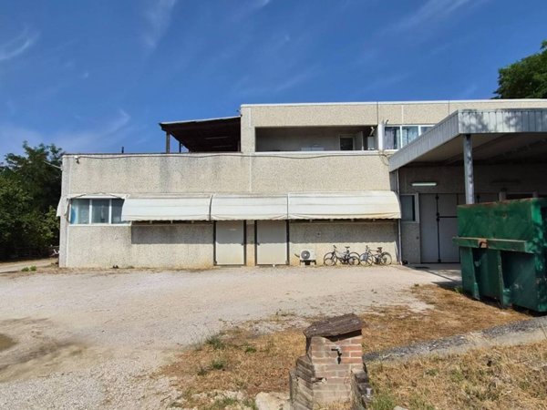 locale commerciale in vendita ad Amelia