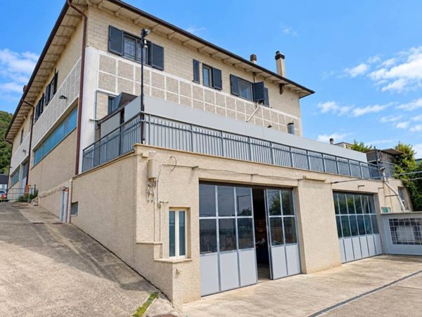 locale commerciale in vendita ad Amelia