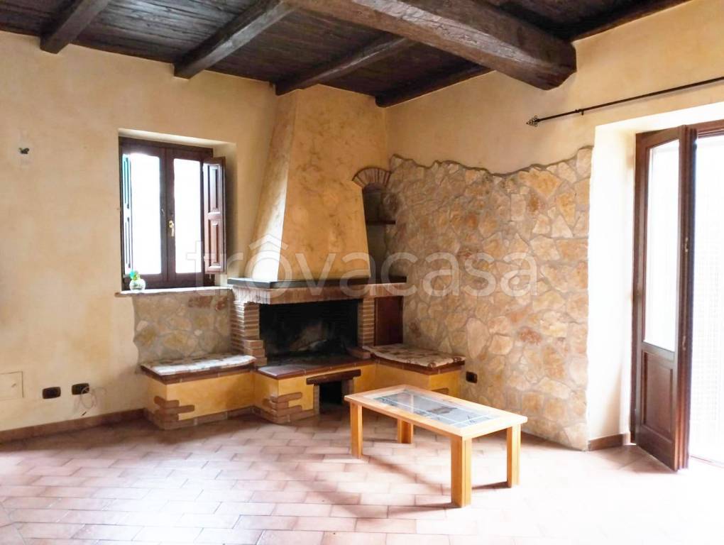 appartamento in vendita ad Arrone in zona Casteldilago