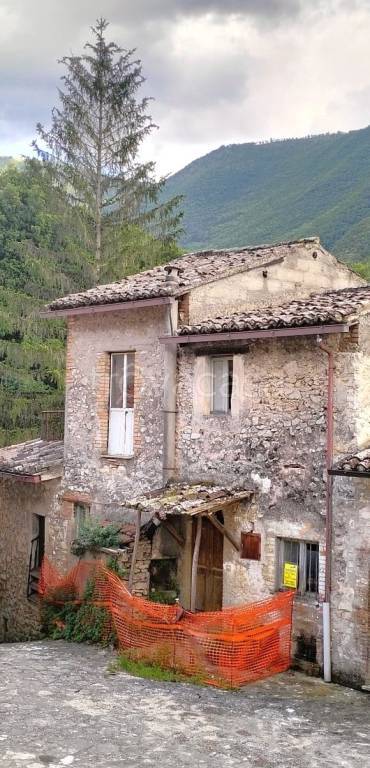 casa indipendente in vendita ad Arrone in zona Rosciano