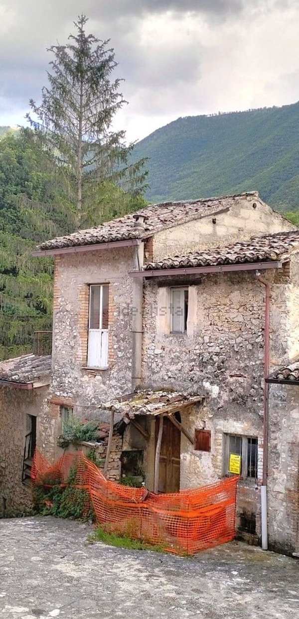appartamento in vendita ad Arrone in zona Rosciano
