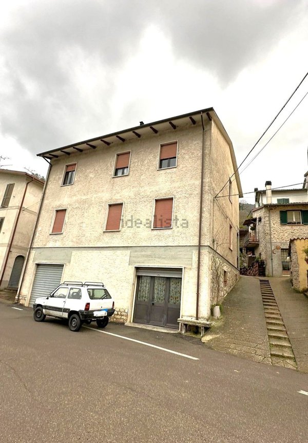 appartamento in vendita ad Arrone in zona Castiglioni