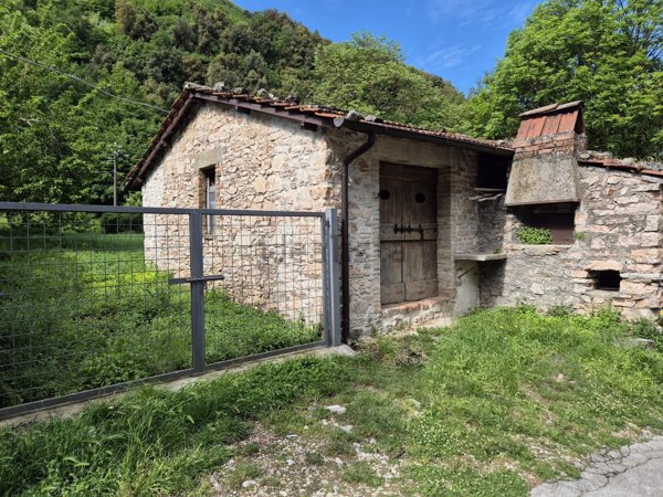 appartamento in vendita ad Arrone in zona Castiglioni