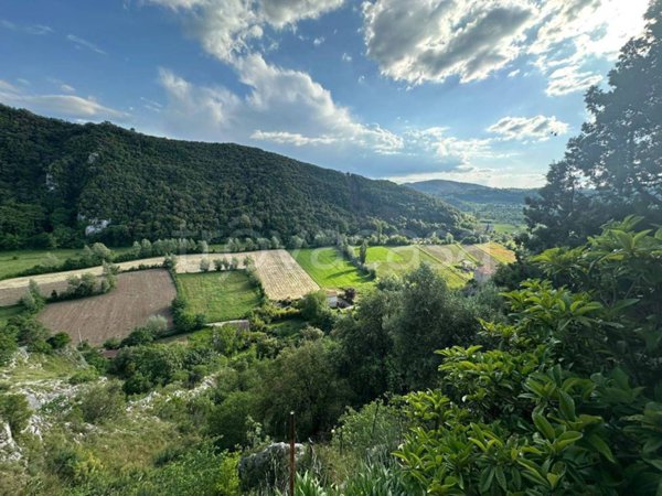 appartamento in vendita ad Arrone in zona Casteldilago