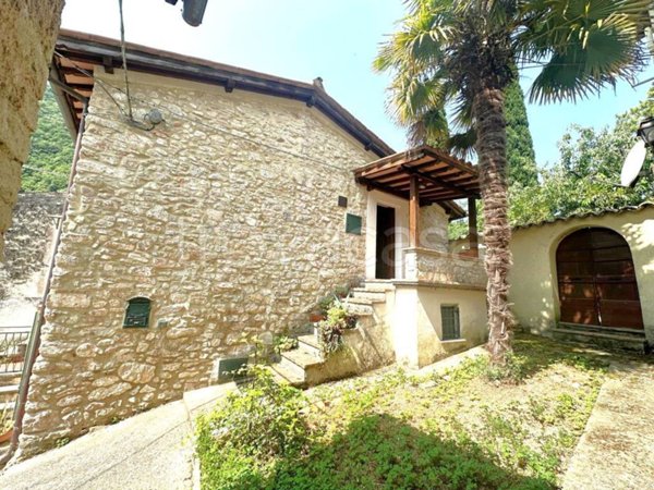 appartamento in vendita ad Arrone in zona Rosciano