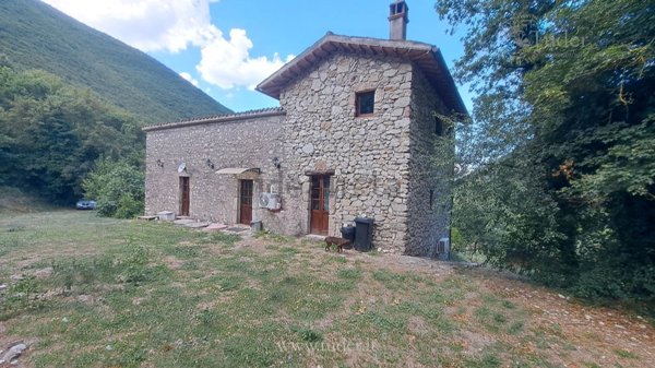 casale in vendita ad Arrone