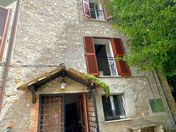 casa indipendente in vendita ad Arrone in zona Rosciano