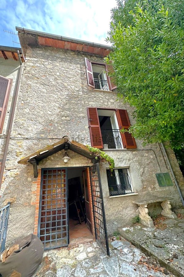 appartamento in vendita ad Arrone in zona Rosciano