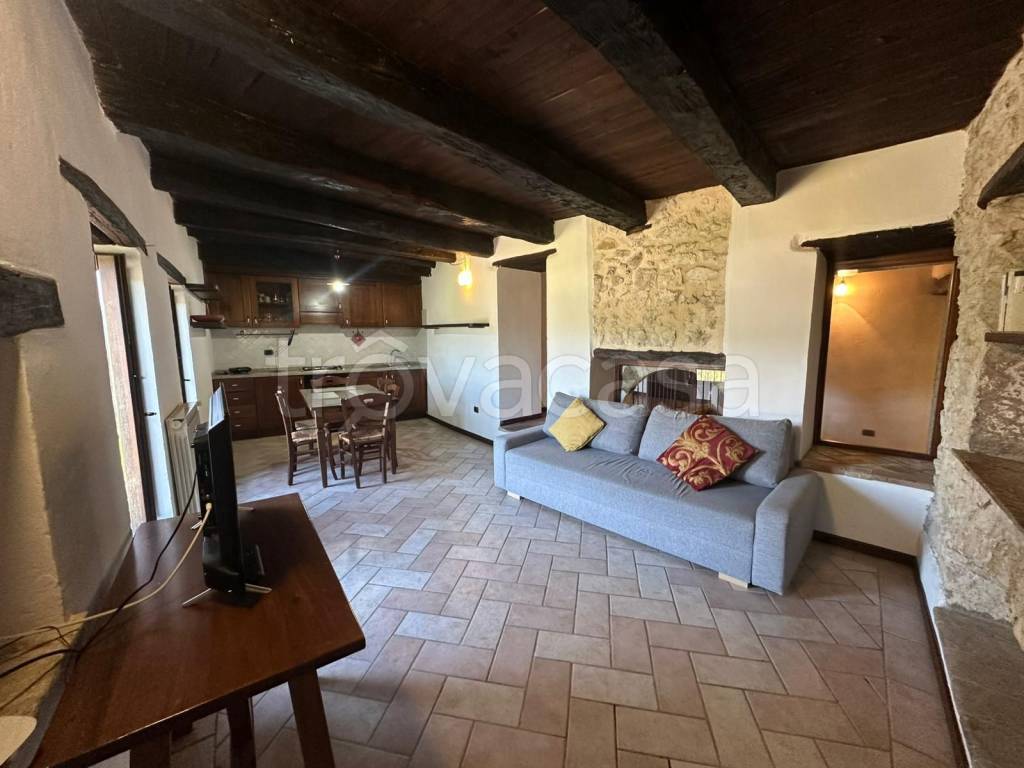 appartamento in vendita ad Arrone in zona Casteldilago