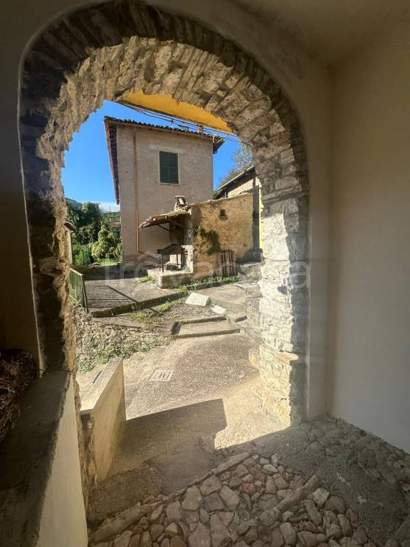 appartamento in vendita ad Arrone in zona Castiglioni