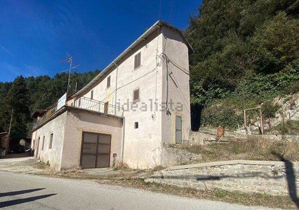 casa indipendente in vendita ad Arrone in zona Valleludra