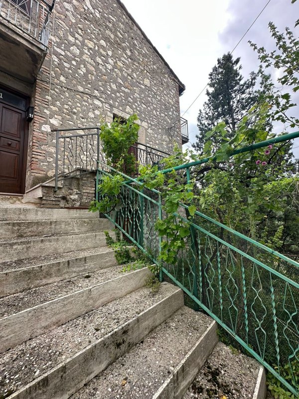 appartamento in vendita ad Arrone in zona Casteldilago