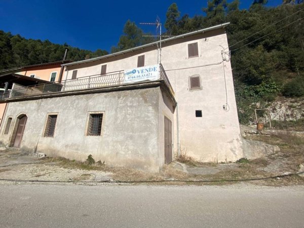 casa indipendente in vendita ad Arrone in zona Valleludra