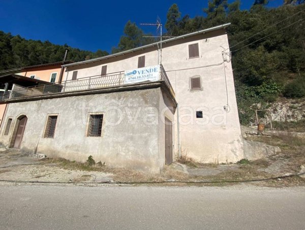 casa indipendente in vendita ad Arrone in zona Valleludra