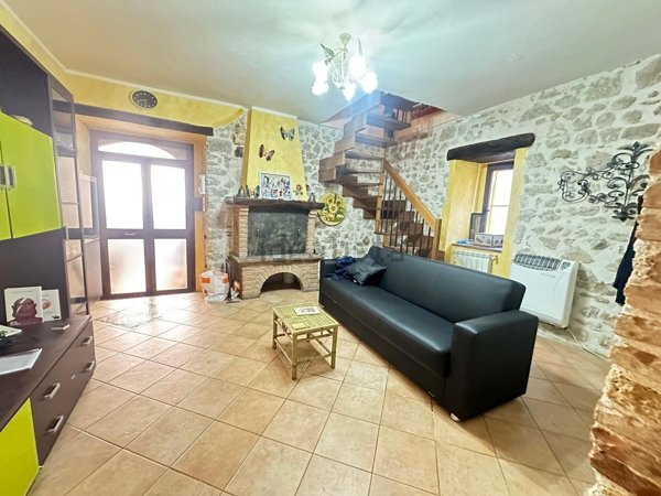 appartamento in vendita ad Arrone in zona Casteldilago