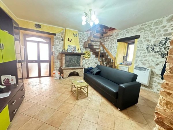 appartamento in vendita ad Arrone in zona Casteldilago