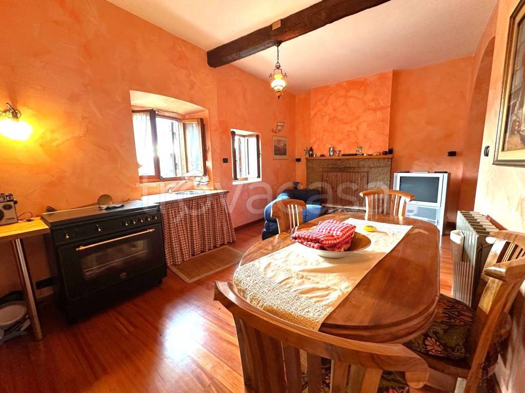 appartamento in vendita ad Arrone in zona Casteldilago