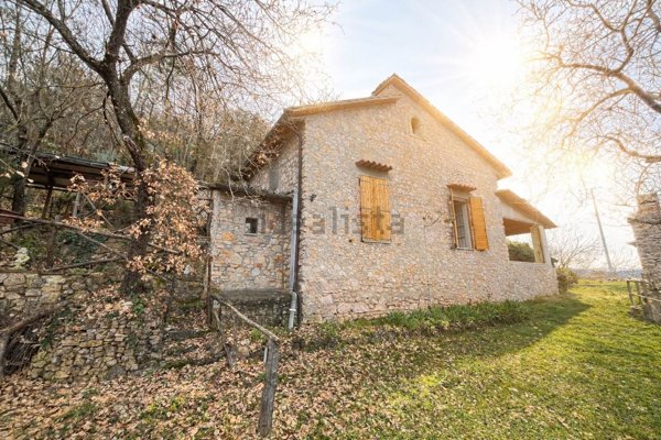 casa indipendente in vendita ad Arrone in zona Tripozzo