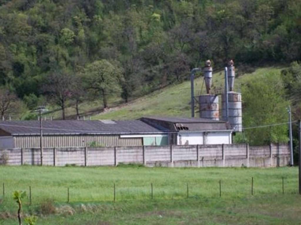 locale commerciale in vendita ad Arrone