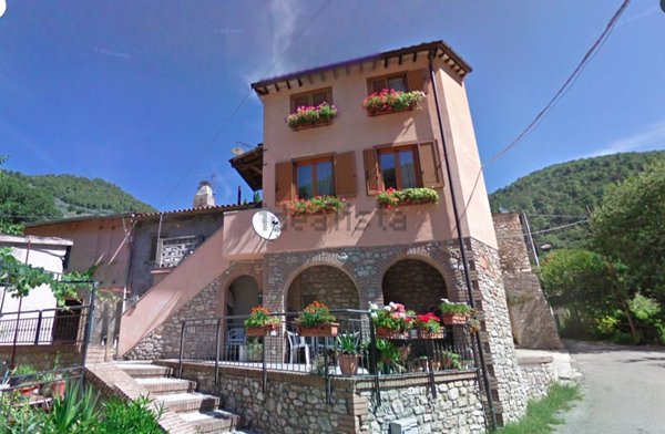 appartamento in vendita ad Arrone in zona Rosciano