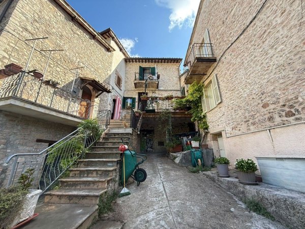 casa indipendente in vendita ad Arrone in zona Castiglioni