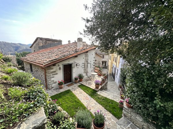 casale in vendita ad Arrone in zona Colle Sant'Angelo