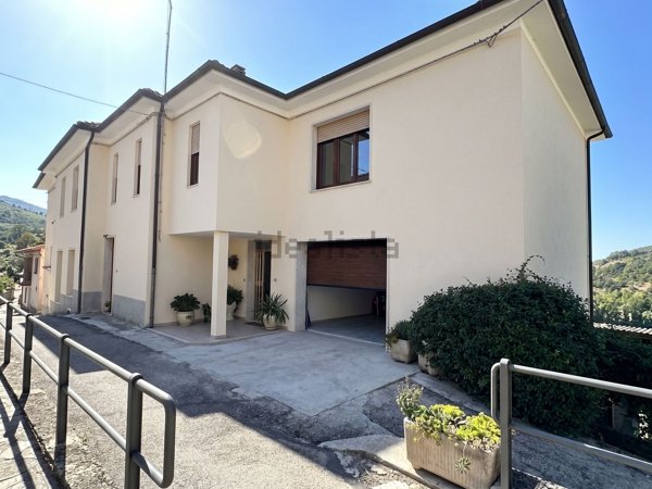 casa indipendente in vendita ad Arrone in zona Palombare